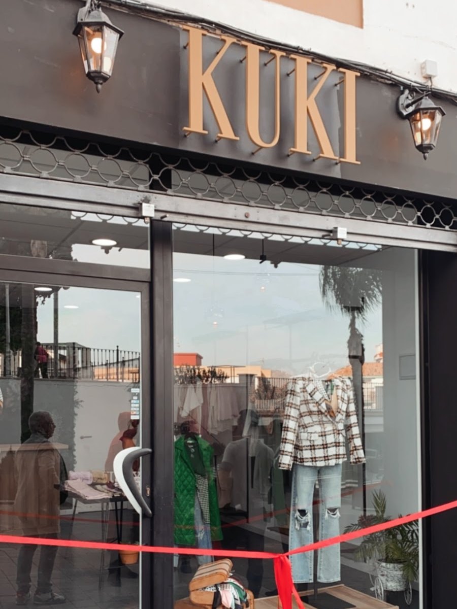Escaparate de la tienda KUKI en Álora
