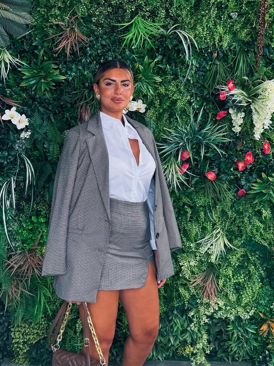 Look completo de KUKI: blazer de cuadros, camisa blanca y falda pantalón